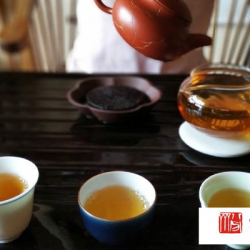 喝茶时除了使用茶壶、茶杯等专用茶具外，还有什么辅助的茶具？